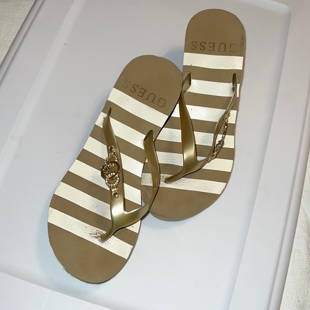 GUESS Women’s platform Flip Flops Sandals with CHARMS